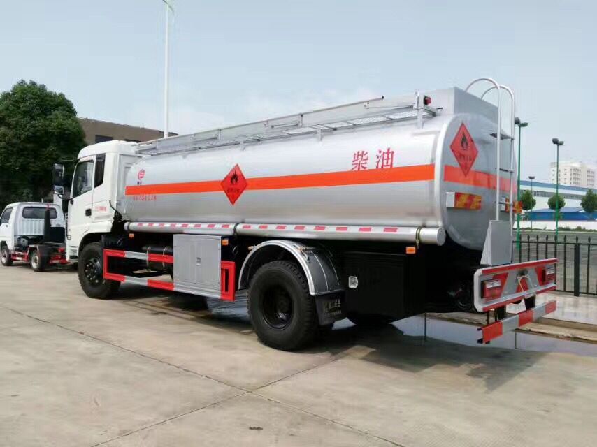 國五東風(fēng)新款后八輪運油車