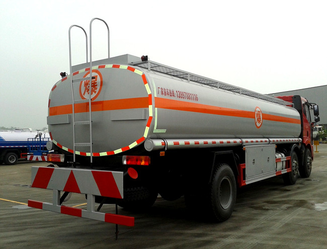 國五解放小三軸26方油罐車