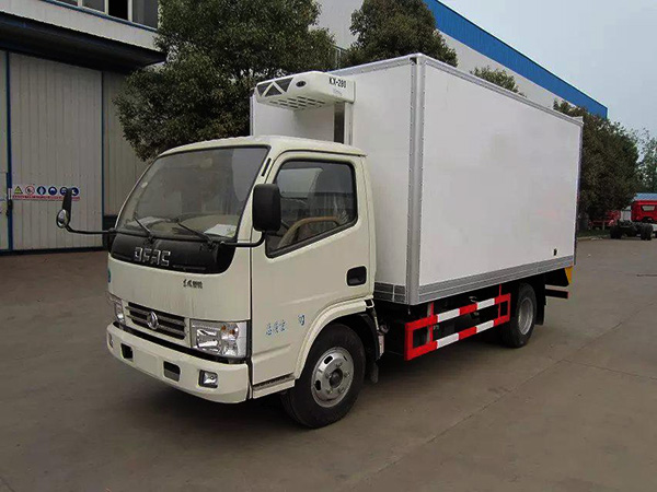 東風多利卡4米貨廂冷藏車