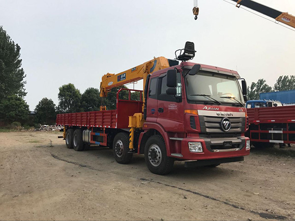 福田前四后八輪8.5米隨車(chē)吊