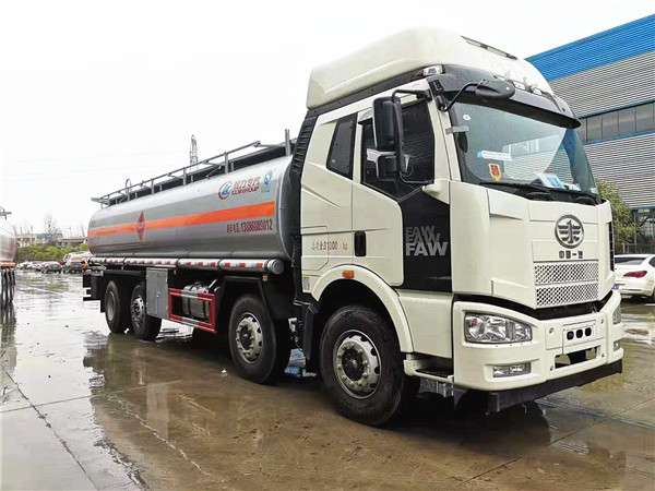 26方運油車，解放前四后六運油車發車到遼寧大連